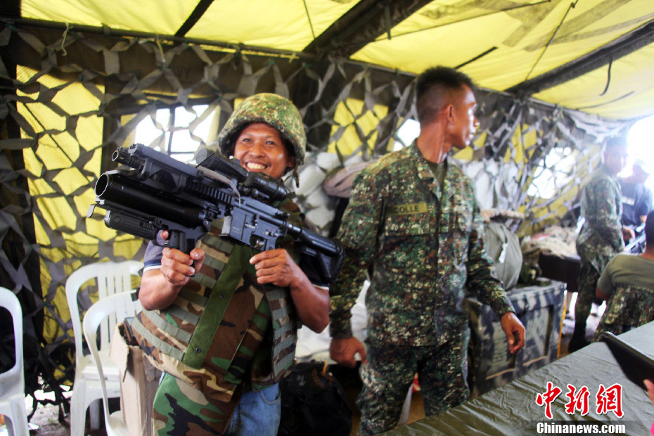 驻菲英雄联盟的下注网站律宾大使代表中方向菲律宾捐赠设备饱经战火(组图)